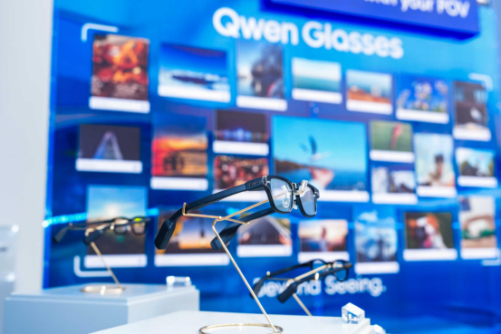 2026世界移动通信大会启幕,千问AI眼镜亮相并开启预约
