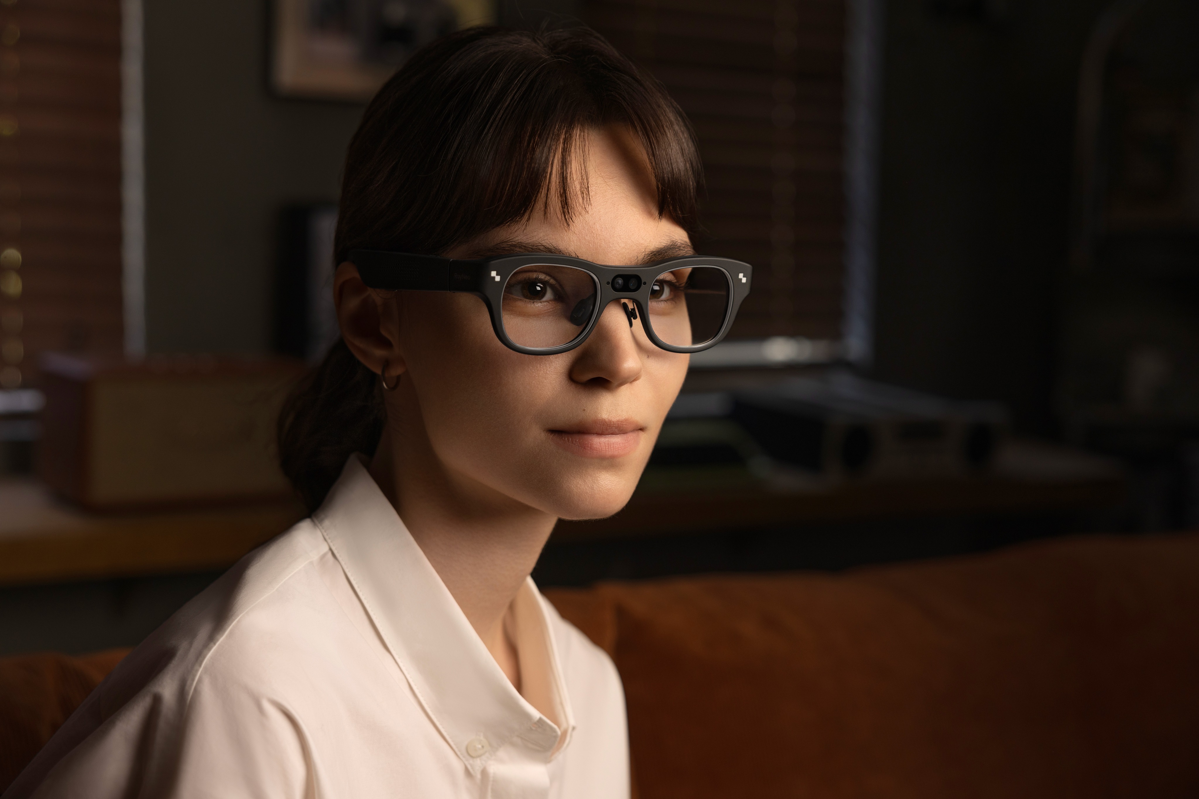 雷鸟AR眼镜上线同款购，看一眼说句话就能买