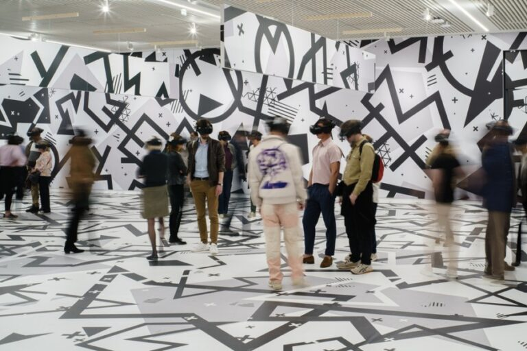 VR场馆新系统：百人同玩，适配特殊空间