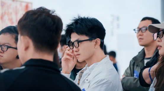 AI眼镜带你逛美术馆：边看边问，就像跟作品对话