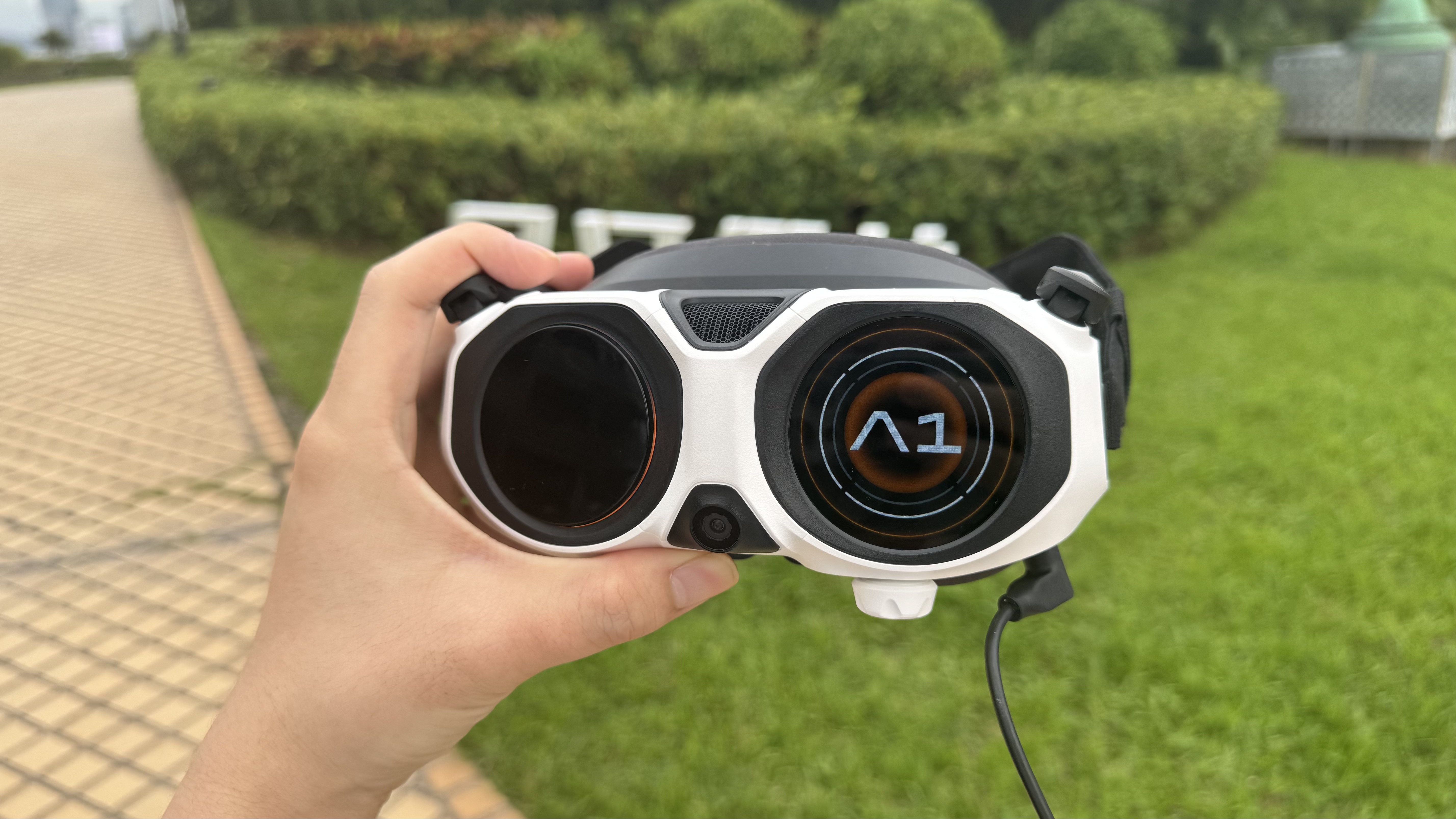 Insta360孵化的全景无人机，戴上眼镜体验沉浸飞行