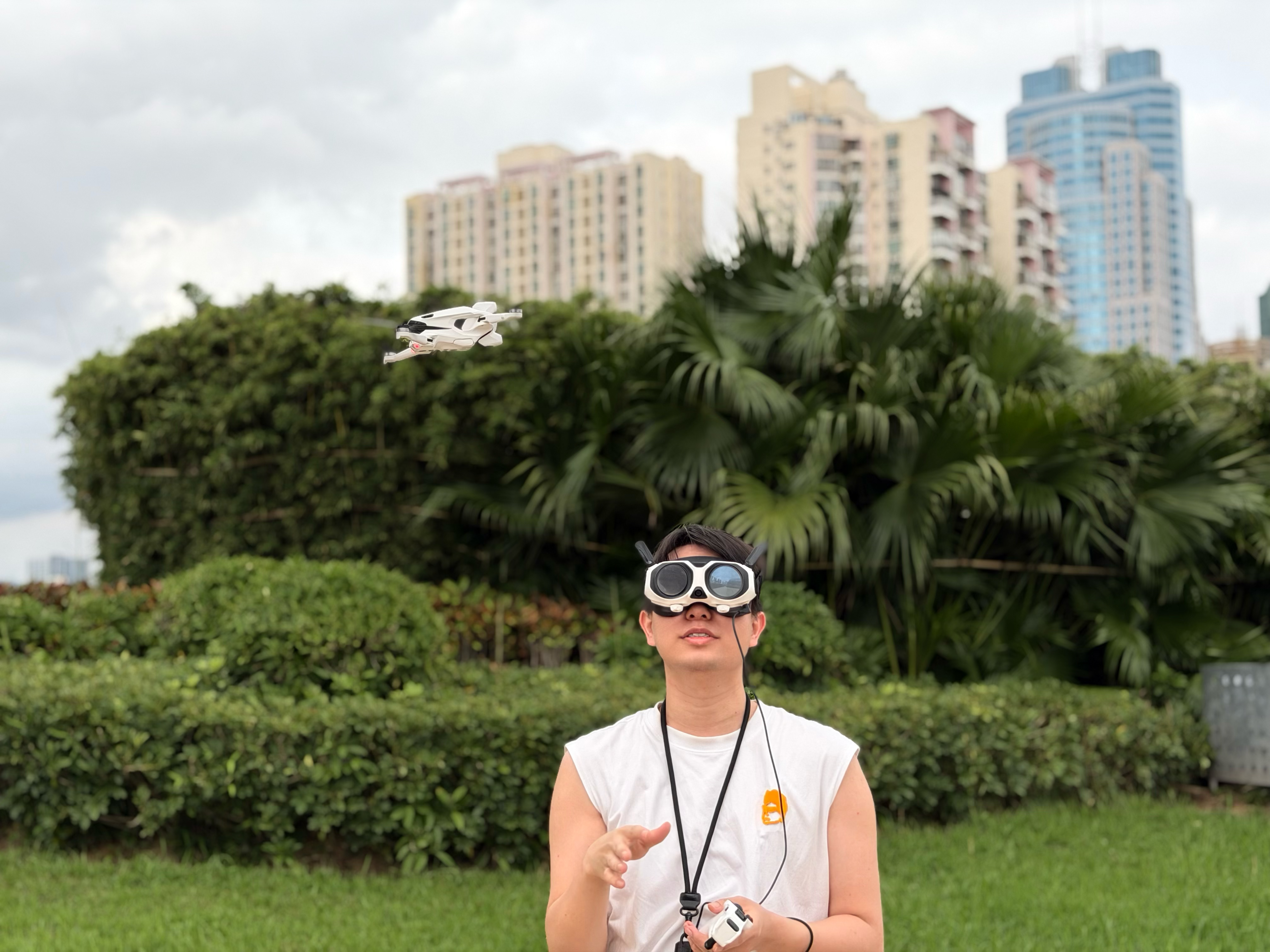Insta360孵化的全景无人机，戴上眼镜体验沉浸飞行