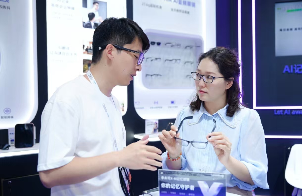 AI记忆眼镜李未可X发布 499元起 能拍能记还能翻