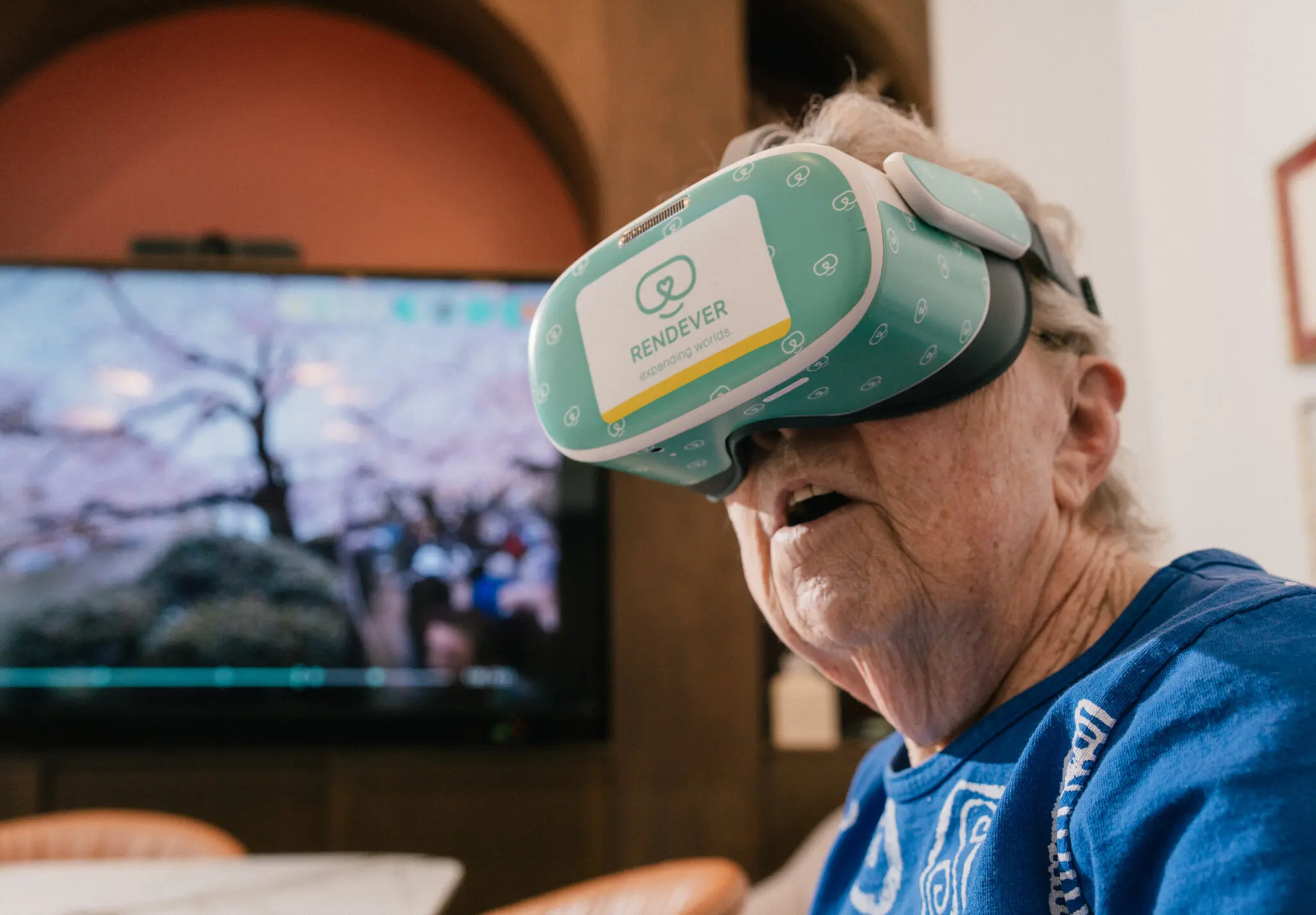 VR养老新体验：PICO头显助老人虚拟出游，累计近9万小时